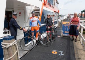 fiets mee tijdens de boottocht Volendam Marken (bron Noord-Hollands dagblad)