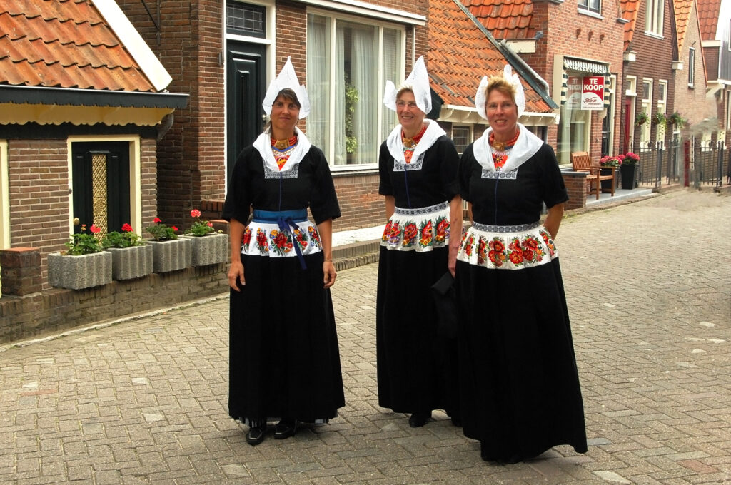 Beste activiteit in Volendam, een foto in klederdracht