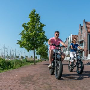 COMBI DEAL E-fatbike huren, boottocht en klederdrachtfoto Volendam