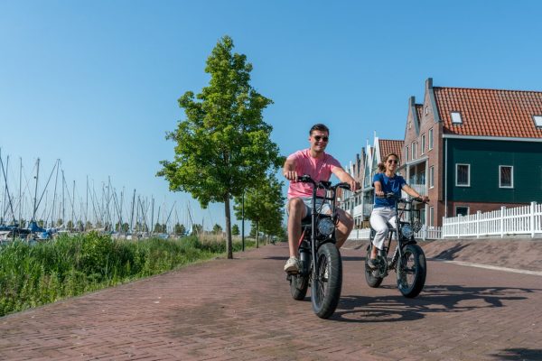 COMBI DEAL E-fatbike huren, boottocht en klederdrachtfoto Volendam
