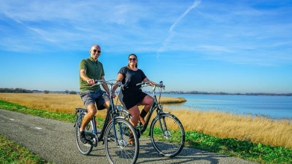 COMBI DEAL E-bike huren, boottocht en klederdrachtfoto Volendam