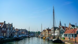 Huur je fiets in Volendam en verken Monnickendam