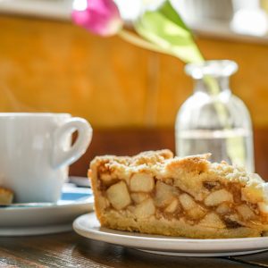 Koffie met appelgebak bij Theetuin Katwoude