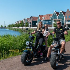 Tweepersoons elektrische scooter huren in Volendam