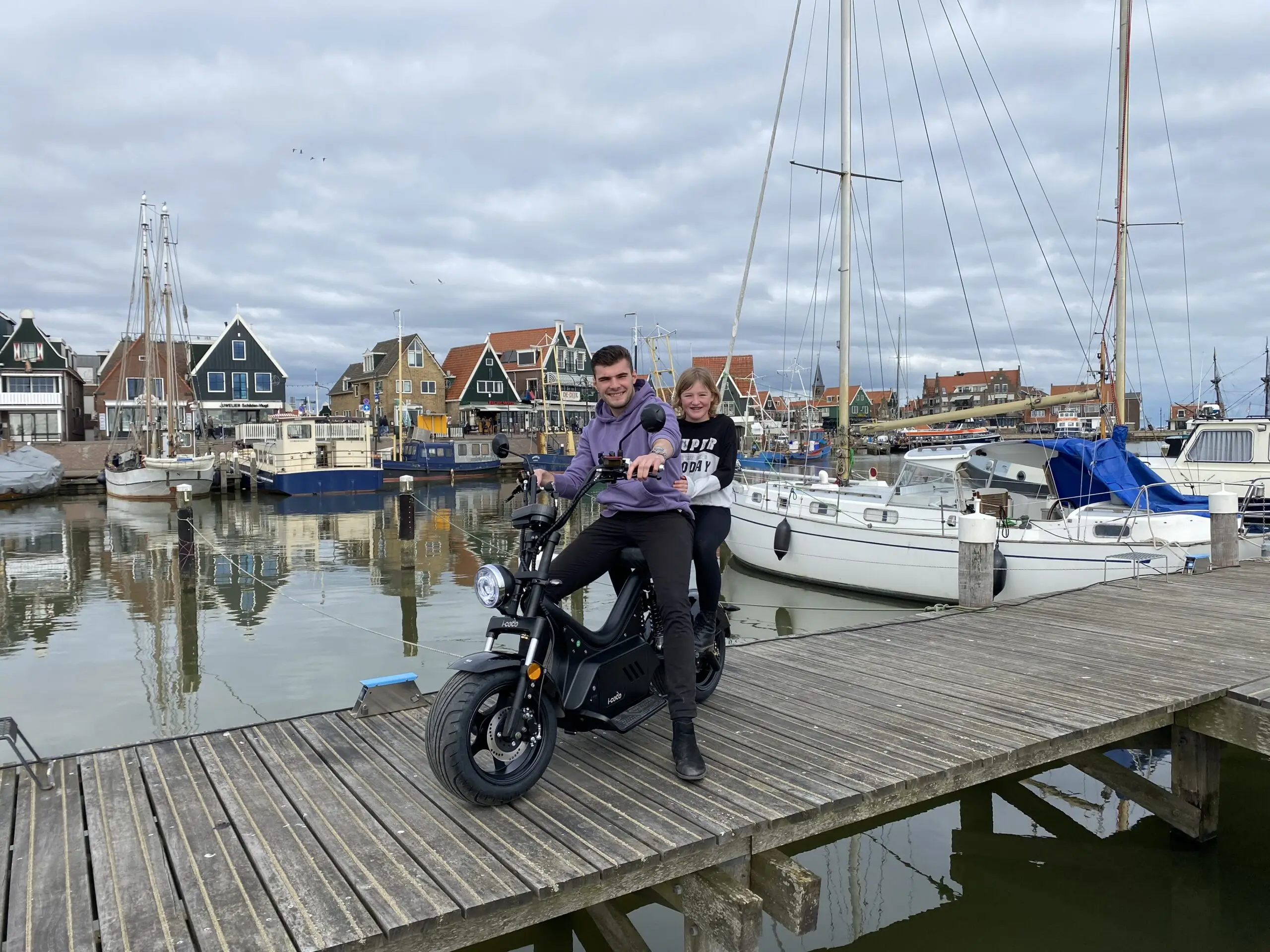 Tweepersoons elektrische scooter huren in Volendam - Afbeelding 7