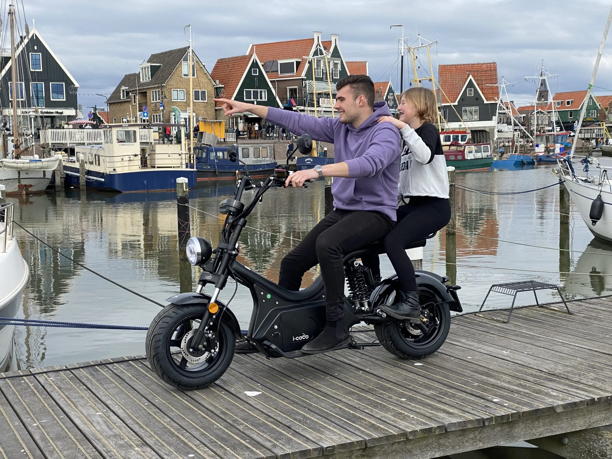 Tweepersoons elektrische scooter huren in Volendam - Afbeelding 6