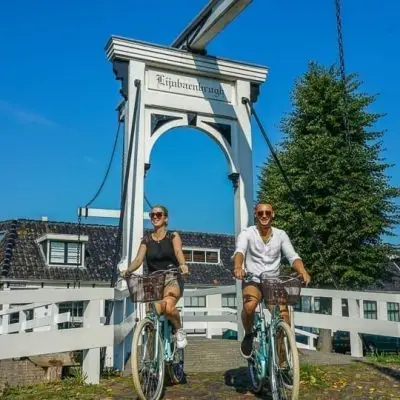 COMBI DEAL Fahrradverleih, Bootsfahrt und Trachtenfoto von Volendam