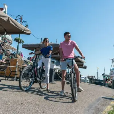 Elektrische fiets huren incl lunch en foto in klederdracht