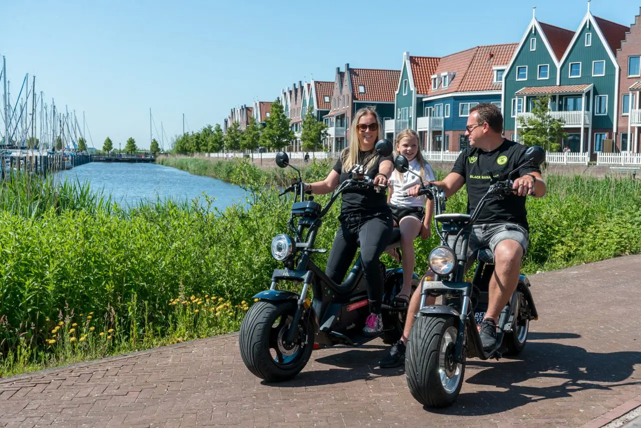 Tweepersoons elektrische scooter huren in Volendam - Afbeelding 8