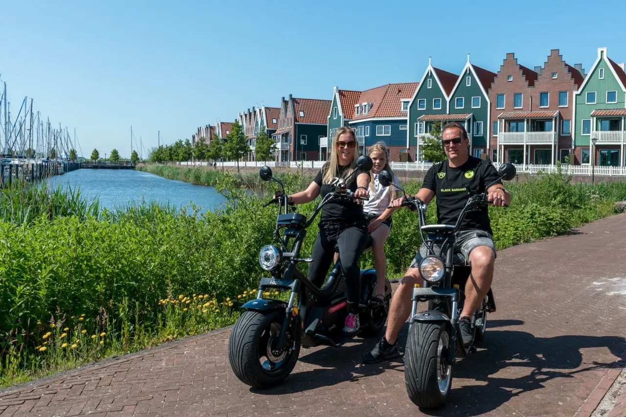 Tweepersoons elektrische scooter huren in Volendam