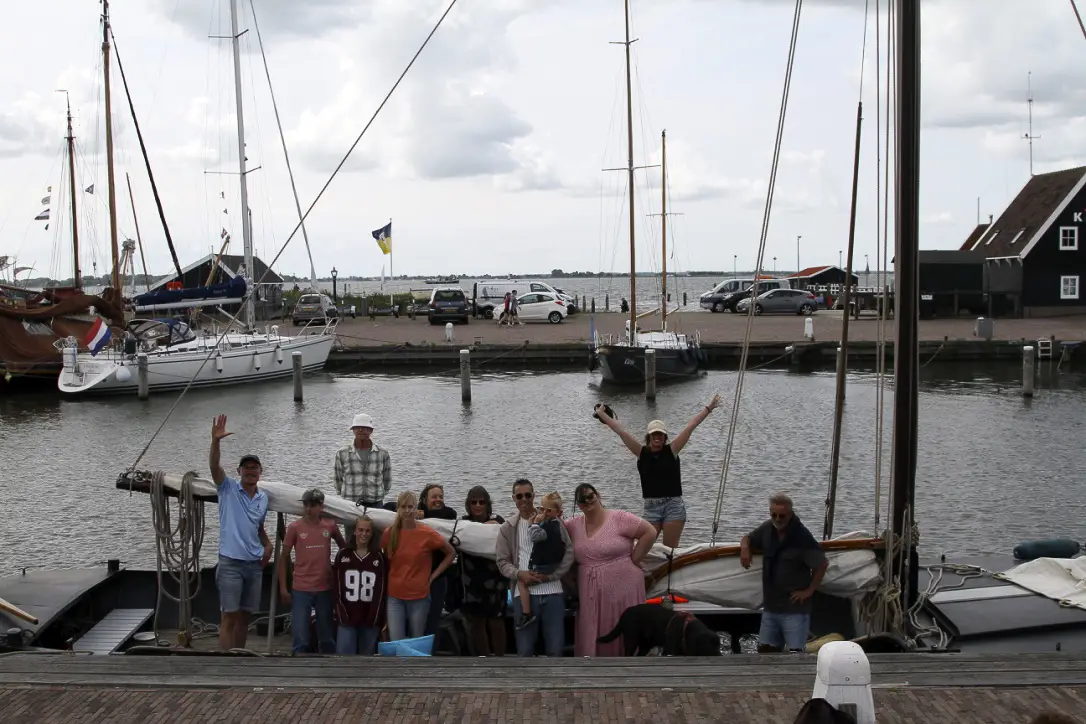 Zeilboot tocht tussen Volendam en Marken
